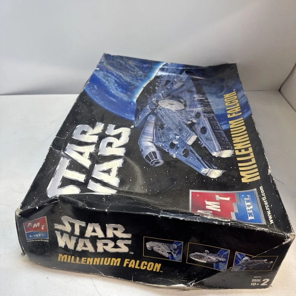 Star Wars Millennium Falcon Model Kit AMT ERTL #38273 Movie Print Open Box (106)